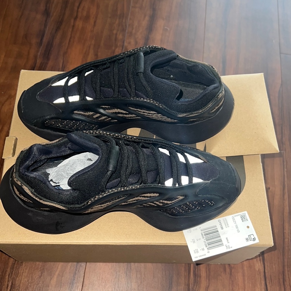 YEEZY 700